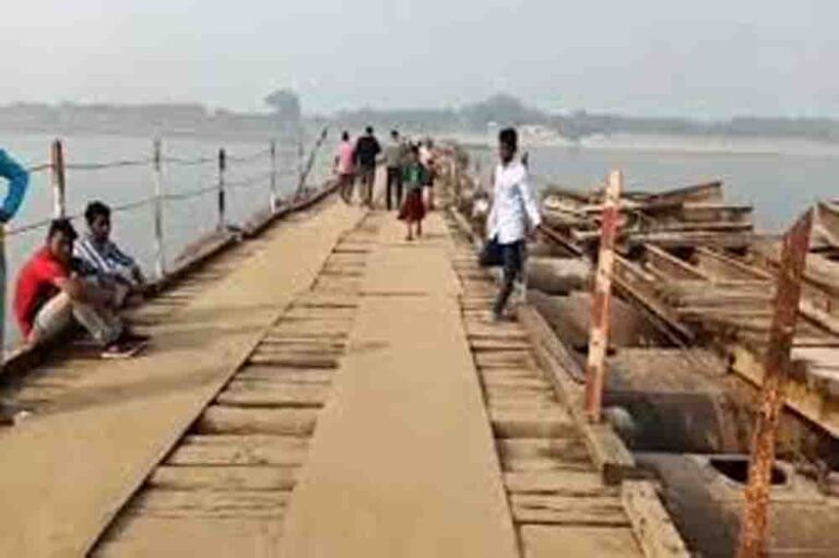 मिर्जापुर में उद्घाटन के 15 दिन बाद ही टूटा गंगा पर बना पीपा पुल, मझवां क्षेत्र का आवागमन ठप