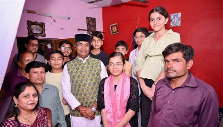 नरेला की बेटी हिमांशी ने रचा इतिहास, मंत्री सारंग ने घर पहुंचकर बढ़ाया हौसला : लैपटॉप देने का किया वादा