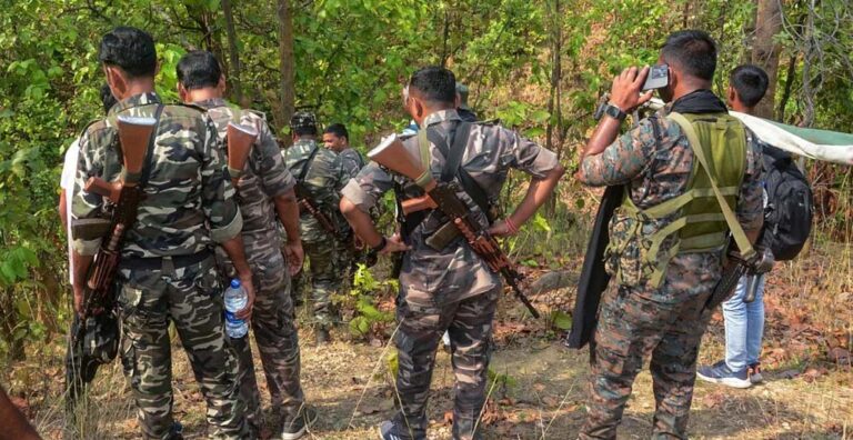 बस्तर में नक्सलवाद के खिलाफ जवानों की सफलता: टॉप लीडरों का एनकाउंटर, हथियारों के साथ सरेंडर, जानें 5 प्रमुख कारण