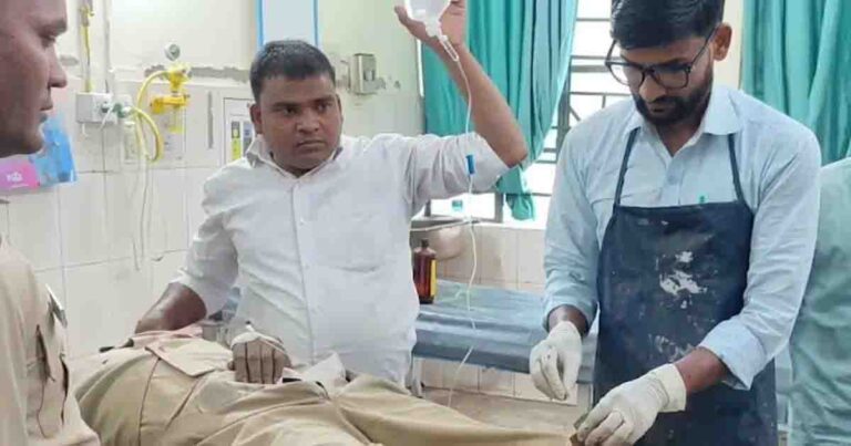 शिवहर अस्पताल में दारोगा के जुगाड़ इलाज की तस्वीर वायरल