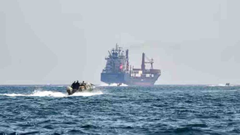 होर्मुज जलडमरूमध्य में बढ़ी हलचल: 16 जहाजों की आवाजाही, तेल आपूर्ति में राहत के संकेत