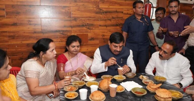 काशी की प्रसिद्ध कचौड़ी-पूरी का स्वाद लेते दिखे सीएम मोहन यादव, सादगी ने जीता लोगों का दिल