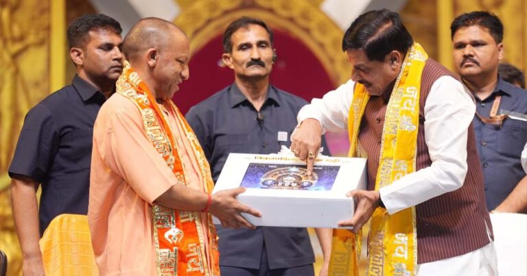 सम्राट विक्रमादित्य के जीवन पर आधारित महानाट्य कार्यक्रम में शामिल हुए मुख्यमंत्री योगी आदित्यनाथ व एमपी के सीएम मोहन यादव