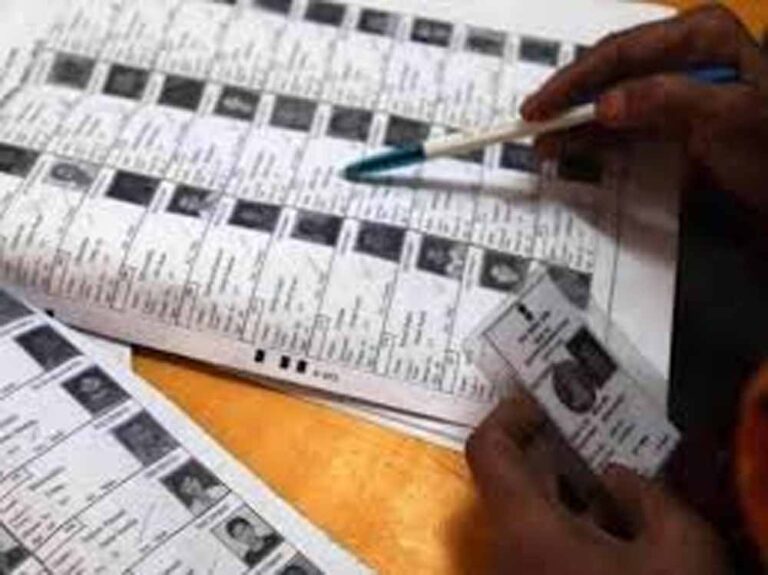 योगी के गढ़ से लेकर लखनऊ तक वोट घटे, चुनावी गणित पूरी तरह बदलने के संकेत