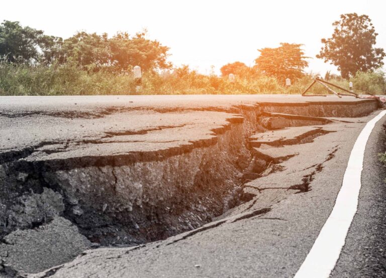 धनबाद में भू-धंसान से दहशत, केंदुआ मुख्य मार्ग पर सड़क धंसी