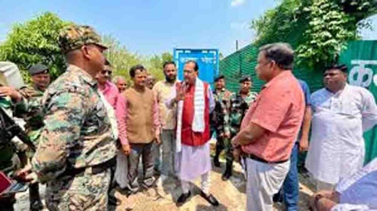 वित्त मंत्री राधाकृष्ण किशोर पहुंचे बूढ़ा पहाड़, उग्रवाद प्रभावित क्षेत्र में सड़क और अस्पताल का दिया भरोसा