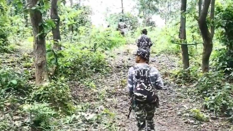 सारंडा जंगल में सुरक्षाबलों और नक्सलियों के बीच भीषण मुठभेड़