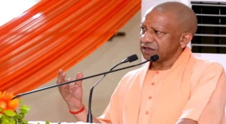 दिग्विजयनाथ पीजी कॉलेज में मुख्यमंत्री ने किया डॉ. तेज प्रताप शाही की स्मृति में आधुनिक कंप्यूटर प्रयोगशाला का उद्घाटन