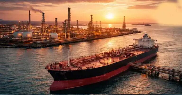 रूस द्वारा 40% सस्ती LNG से भारत में एनर्जी कॉस्ट और महंगाई में कमी आ सकती