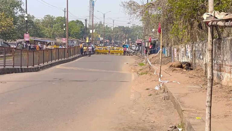 धनबाद-बोकारो रोड पर बड़ा खतरा: जहरीली गैस रिसाव से सड़क 2 फीट धंसी, पुलिस ने लगाया बैरिकेड