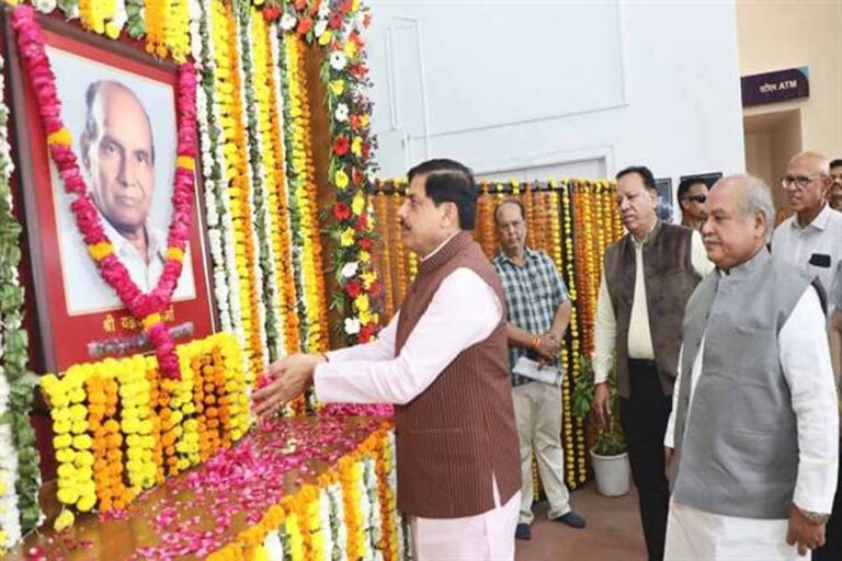 मुख्यमंत्री डॉ. यादव ने विधानसभा के पूर्व अध्यक्ष यज्ञदत्त शर्मा की जयंती पर पुष्पांजलि अर्पित की