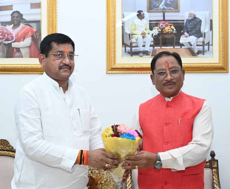मुख्यमंत्री से उत्तरप्रदेश के राज्यमंत्री रामकेश निषाद ने सौजन्य मुलाकात की