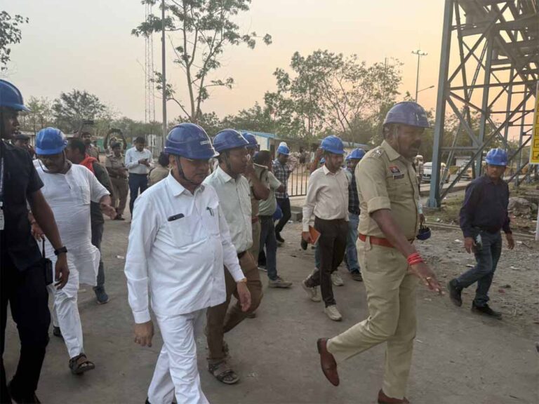 उद्योग एवं सार्वजनिक उपक्रम मंत्री लखनलाल देवांगन ने किया वेदांता पावर प्लांट के घटनास्थल का निरीक्षण