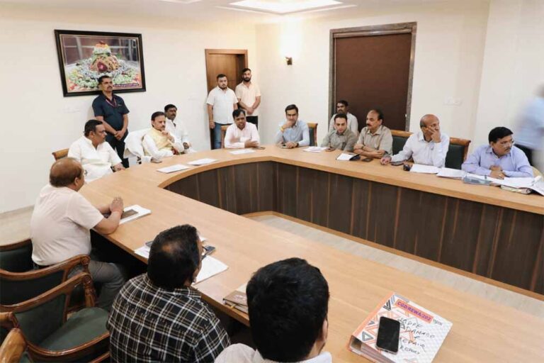 पेयजल और सीवरेज लाइन निर्माण की कठिनाईयां समन्वय से करें दूर : उप मुख्यमंत्री शुक्ल