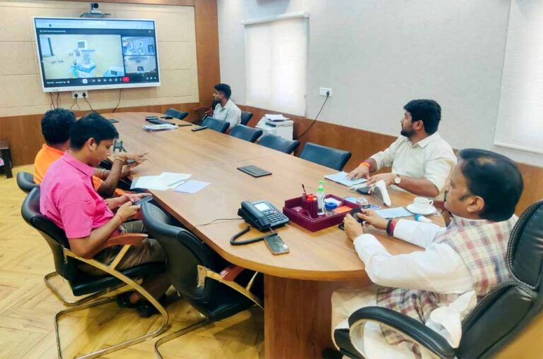 राज्य सरकार शासकीय संस्थानों में उच्च स्तरीय स्वास्थ्य सुविधाएँ उपलब्ध कराने के लिए प्रतिबद्ध : उप मुख्यमंत्री शुक्ल