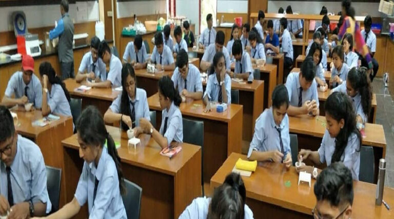 भोपाल में आज अधिकारी बने शिक्षक, 102 सरकारी स्कूलों में अफसरों ने ली क्लास, बच्चों से किया संवाद