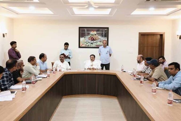 निर्माण बाधाओं को दूर कर किसानों के खेतों तक पानी पहुँचाने के दिए निर्देश : उप मुख्यमंत्री शुक्ल