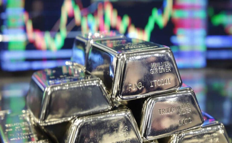 हाई से अब भी ₹2.06 लाख सस्ती चांदी, सोना ₹53,000 टूटा, जानें ताजे भाव