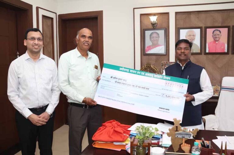 सागौन खेती से किसान को 9.69 लाख का लाभ, मंत्री केदार कश्यप ने सौंपा चेक