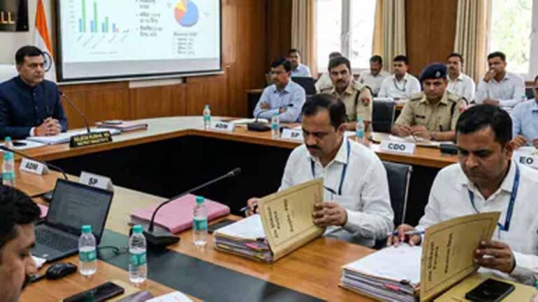 Meerut में IGRS शिकायतों पर लापरवाही: 9 अफसरों की वेतन कटौती, 155 को नोटिस