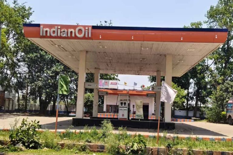 लोहरदगा में पेट्रोल-डीजल संकट गहराया, कई पेट्रोल पंप बंद होने से लोग परेशान