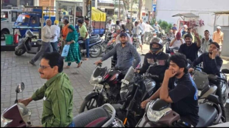 रांची में पेट्रोल 100 के पार, अफवाहों से पंपों पर लंबी कतारें