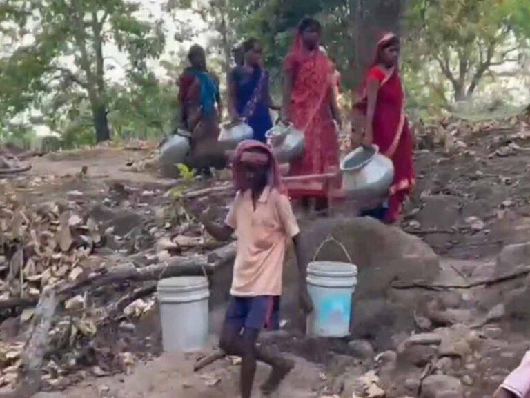 लातेहार के नैना गांव में पेयजल संकट गहराया, धंस गया एकमात्र सरकारी कुआं