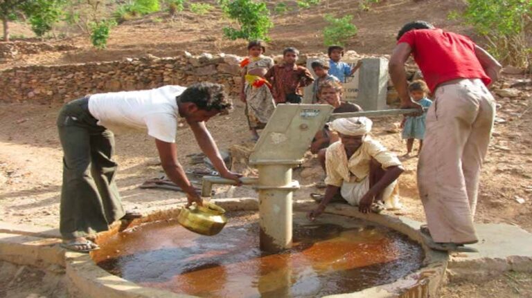 एमसीबी : भीषण गर्मी में राहत: हैंडपंप मरम्मत से ग्रामीणों को मिली सुविधा