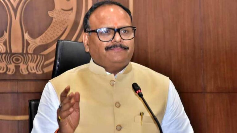 यूपी स्वास्थ्य विभाग में बड़ा एक्शन, 5 डॉक्टर बर्खास्त, 16 अधिकारियों पर गिरी गाज