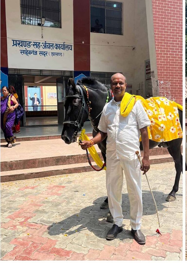 साहिबगंज में अनोखी पहल: घोड़े पर ऑफिस पहुंचे जिला परिषद उपाध्यक्ष, दिया ईंधन बचत का संदेश