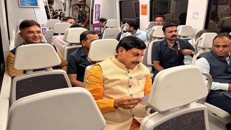 मुख्यमंत्री डॉ. यादव ने दिल्ली मेट्रो में किया सफर