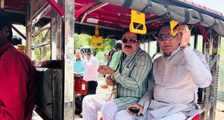 ई-रिक्शा से कैबिनेट बैठक के लिए मंत्रालय पहुंचे मंत्री द्वय श्री टेटवाल और पंवार