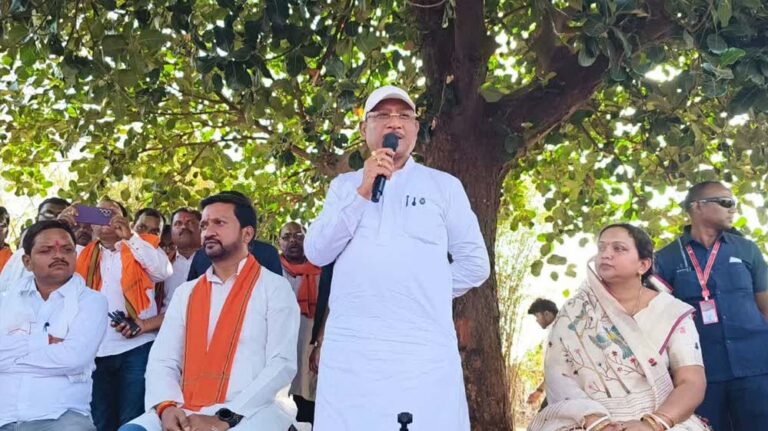 तेंदूपत्ता संग्राहकों के बीच पहुंचे मुख्यमंत्री, महुआ पेड़ के नीचे लगाई चौपाल