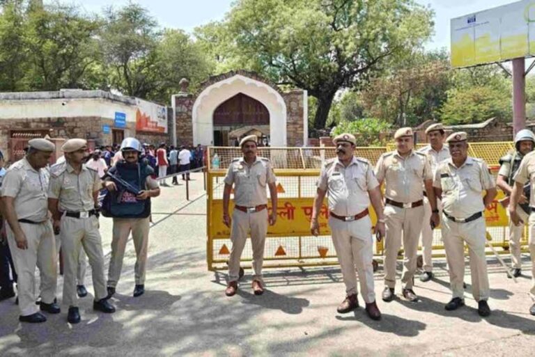 बकरीद पर दिल्ली में सुरक्षा कड़ी, संवेदनशील इलाकों में पुलिस का फ्लैग मार्च
