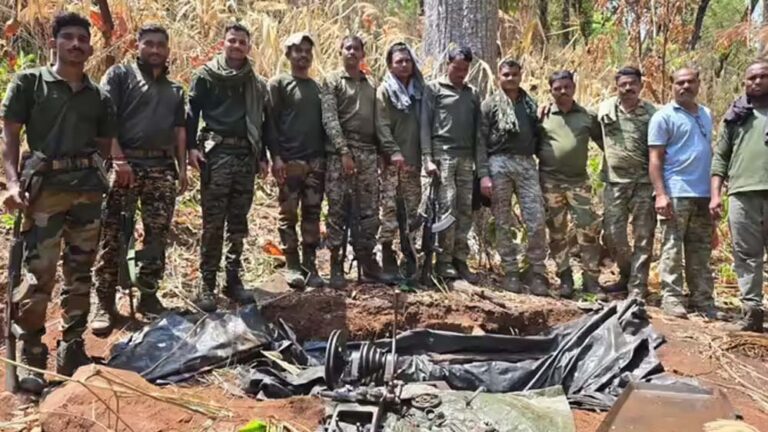 गढ़चिरौली में माओवादियों की गुप्त हथियार फैक्ट्री का भंडाफोड़, जंगल में जमीन के नीचे छिपा था जखीरा