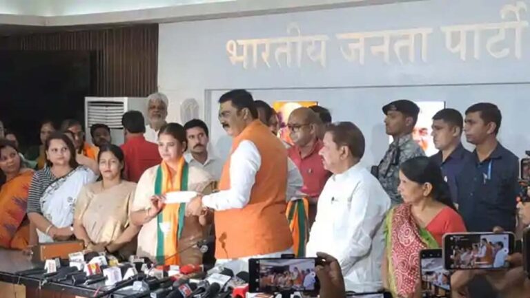RJD को बड़ा झटका, रितु जायसवाल ने थामा BJP का दामन; संजय सरावगी ने दिलाई सदस्यता