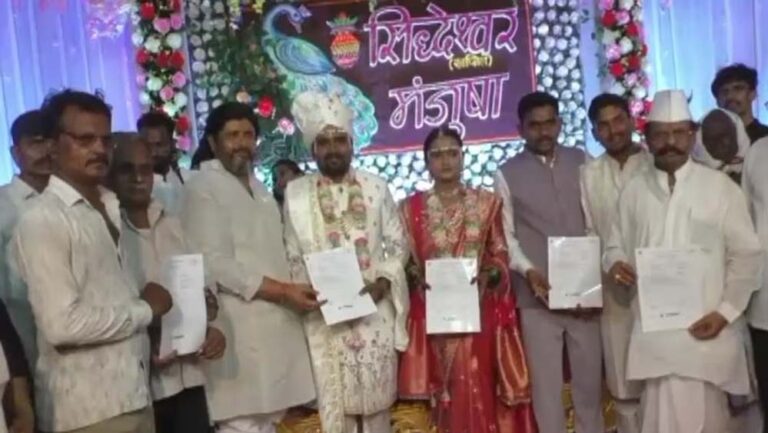 बेटे की शादी में अनोखा तोहफा, गांव के 3500 लोगों का कराया इंश्योरेंस