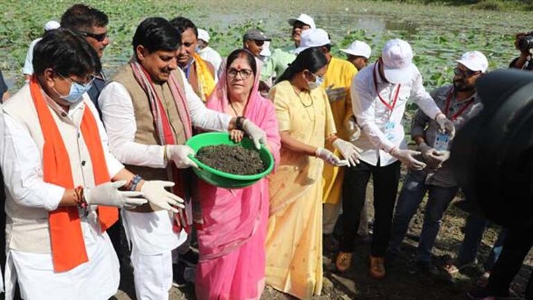 मुख्यमंत्री डॉ. यादव ने गंगा दशहरा पर देवी सागर तालाब में किया श्रमदान