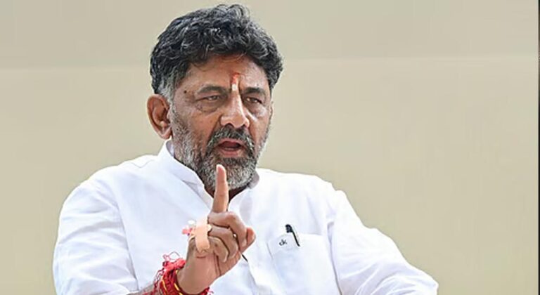 कर्नाटक में बड़ा सियासी उलटफेर! राज्यपाल ने स्वीकार किया सिद्धारमैया का इस्तीफा, डीके शिवकुमार का रास्ता साफ