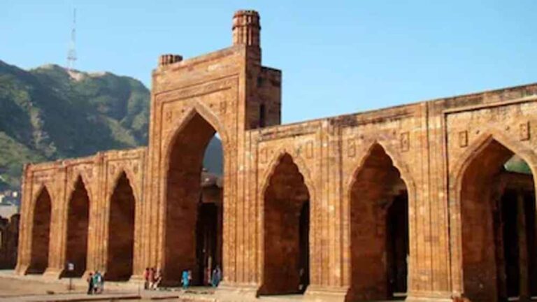 अजमेर का अढ़ाई दिन का झोंपड़ा फिर विवाद में, हनुमान चालीसा पाठ की अनुमति की मांग