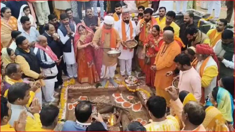 धार भोजशाला में शुरू हुई पूजा-अर्चना, मां वाग्देवी की तस्वीर लेकर पहुंचे श्रद्धालु