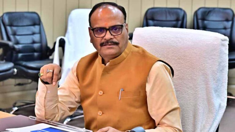 यूपी में स्वास्थ्य विभाग में बड़ी कार्रवाई, 5 चिकित्साधिकारी बर्खास्त