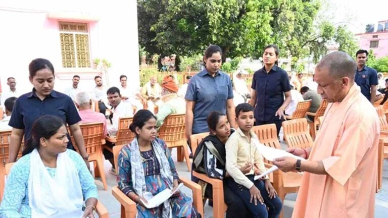 जनता दर्शन में सीएम योगी ने सुनीं समस्याएं, इलाज के लिए देंगे आर्थिक मदद