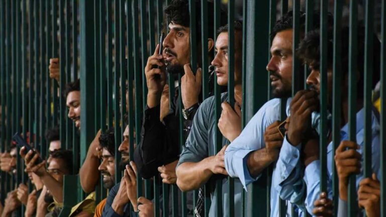 UAE ने रातों-रात पाकिस्तानियों को निकाला, ना कारण बताया ना मोहलत दी