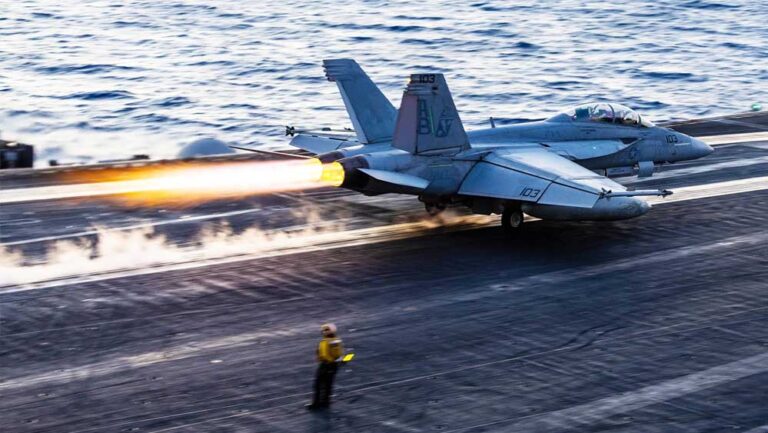 US ने पहली बार F/A-18 सुपर हॉर्नेट से किया ब्लॉकेड हमला, 3 ईरानी जहाज रोके