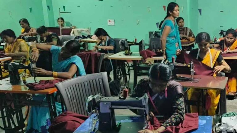 बिहार में जीविका दीदियों का कमाल, बगहा में तैयार हो रही 15 हजार बच्चों की पोशाक