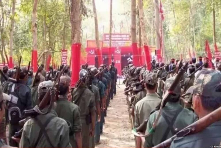 माओवादी संगठन को बड़ा झटका, 20 लाख के इनामी नरहरि और पत्नी ने किया सरेंडर