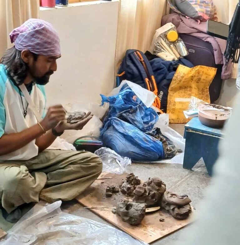 मिट्टी से रची पहचान: युवा कलाकार उत्तम साहू ने OSOA में बिखेरा छत्तीसगढ़ी कला का जादू