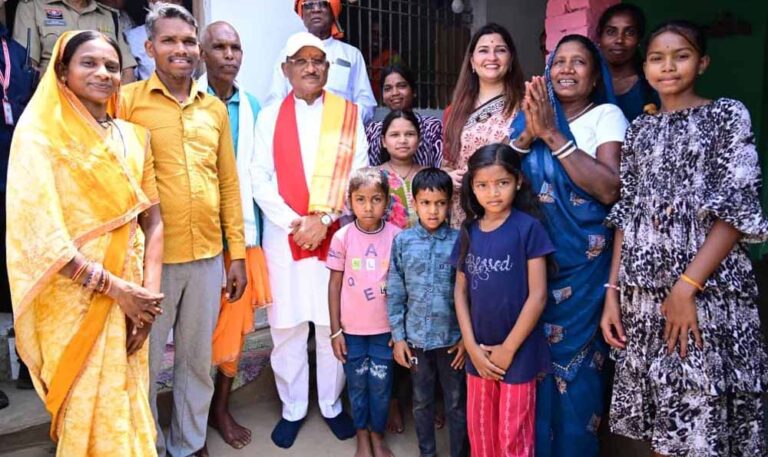 ग्रामीण के न्योते पर गृह प्रवेश करवाने पहुंचे मुख्यमंत्री साय