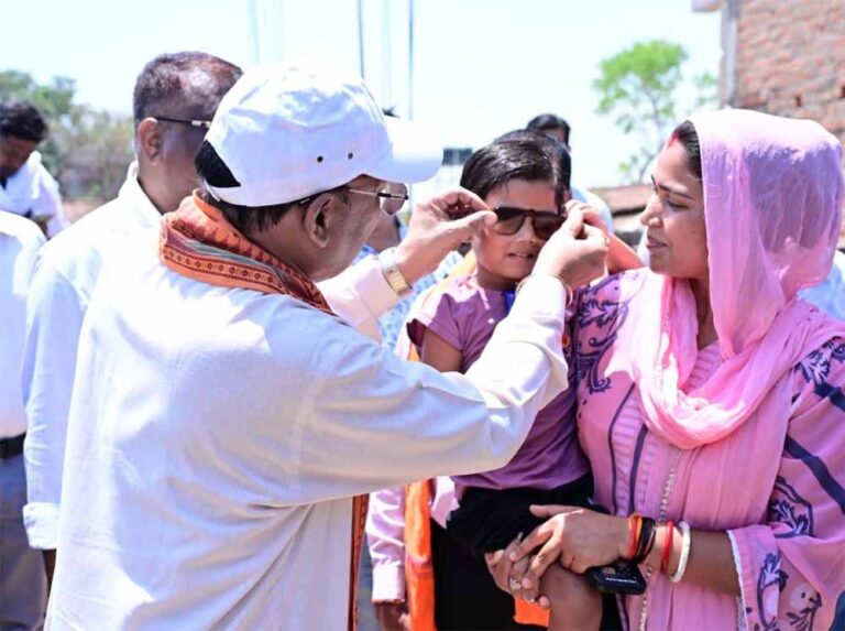 CM साय का स्नेहिल अंदाज: नन्हीं मानविका को गोद में उठाकर पहनाया चश्मा, बढ़ाया हौसला
